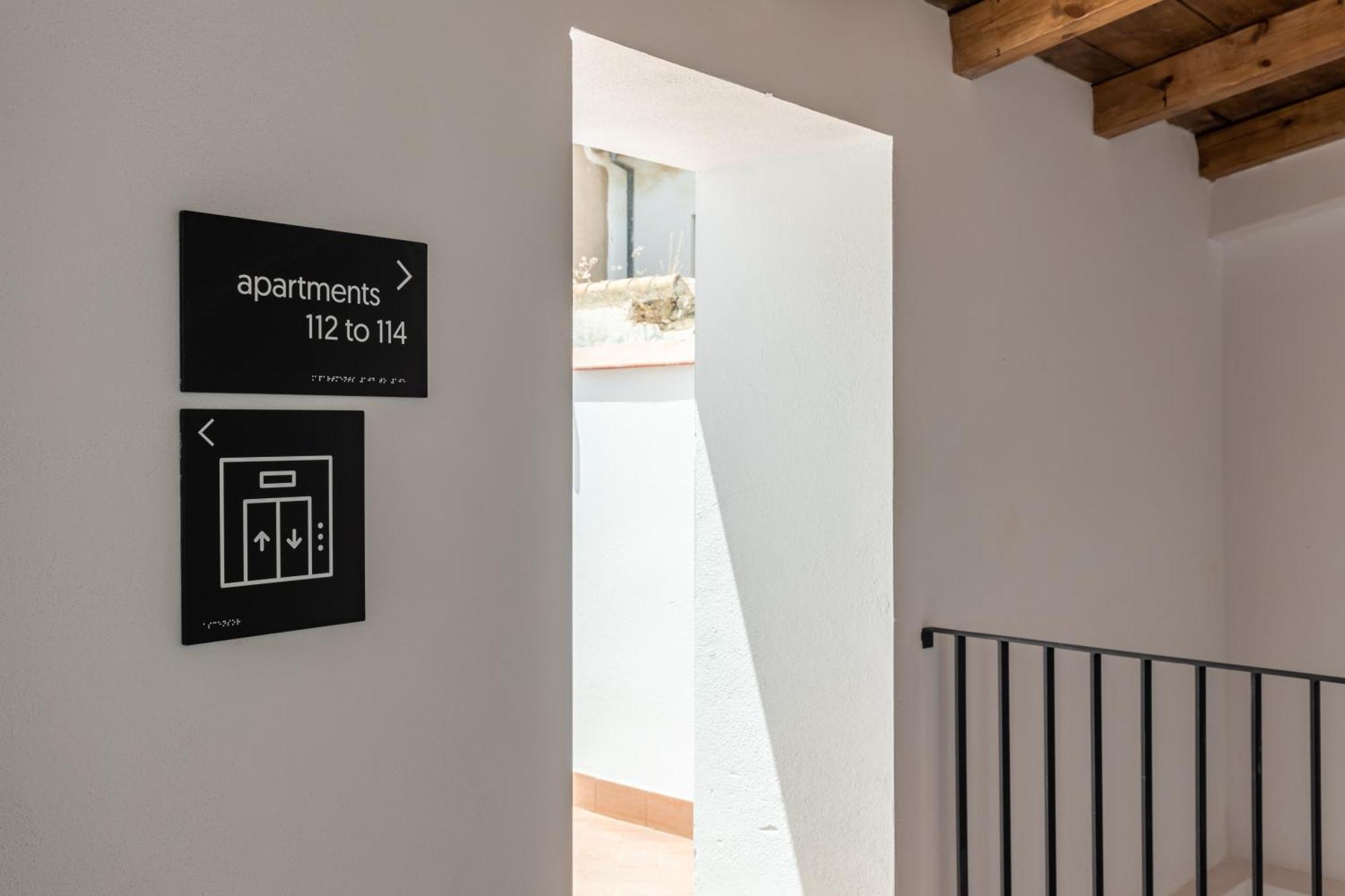 Albergue Líbere Córdoba Patio Santa Marta Exterior foto Wayfinding signage