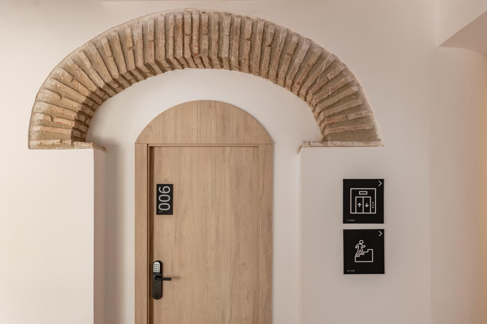 Albergue Líbere Córdoba Patio Santa Marta Exterior foto A room with a door and a window